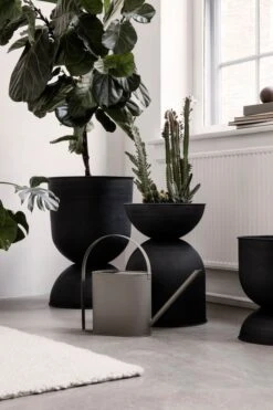 Ferm LIVING Pot Hourglass, Modèle M, Noir -Décoration D'Intérieur 17 9964