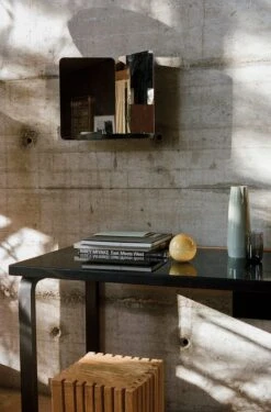 Artek Miroir 124°, Modèle Moyen, étagère Noire -Décoration D'Intérieur Artek Rybakken Mirror 124 with Tray Photo Zara Pfeifer