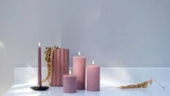 Uyuni Lighting Bougie Pilier LED, 7,8 x 10 cm, Texture Rustique, Dusty Rose 6 Uyuni Lighting Bougie Pilier LED, 7,8 x 10 cm, Texture Rustique, Dusty Rose -Décoration D'Intérieur Assorted dusty rose pillar candles with a dusty rose taper 2