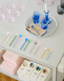 HAY Bougeoir Moyen Flare, Bleu Clair Avec Bord Rouge -Décoration D'Intérieur Borosilicate Cup Set of 2 light blue with pink handle Flare Medium light blue with red rim