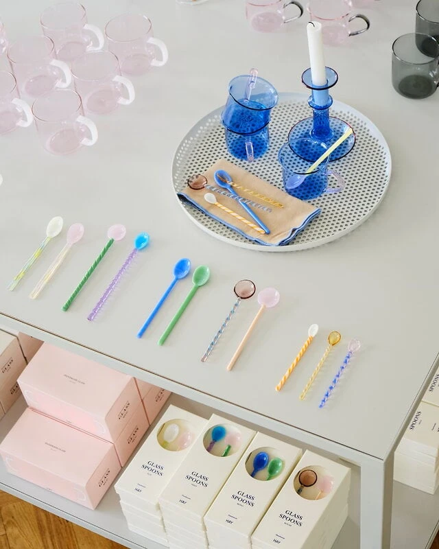 HAY Bougeoir Moyen Flare, Bleu Clair Avec Bord Rouge – Image 6