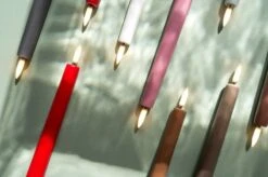 Uyuni Lighting Bougie Conique LED, 2 pièces, Dusty Green -Décoration D'Intérieur Colour Tapers with Green Backdrop large 1