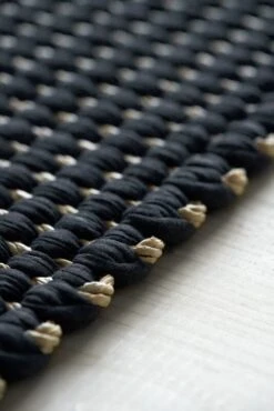 Woodnotes Tapis Duetto 1, Naturel - Noir -Décoration D'Intérieur Duetto 1 17101002 colnatural black hand woven 3 detail