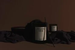 MENU Bougie Parfumée Olfacte, 235 g, Private View 9 MENU Bougie Parfumée Olfacte, 235 g, Private View -Décoration D'Intérieur MENU MENU The Olfacte Scented Candle Private View 3