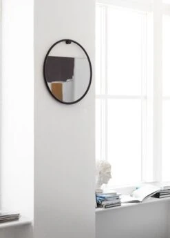 Northern Miroir Circulaire Peek, Petit Modèle -Décoration D'Intérieur Peek circular near window Northern photo Chris Tonnesen High res