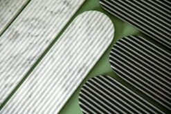 Northern Planche De Service Podium, 90 cm, Marbre Blanc Mélangé -Décoration D'Intérieur Podium black white closeup landscape Northern ph PO Solvberg High res