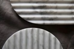 Northern Planche De Service Podium, 90 cm, Marbre Blanc Mélangé -Décoration D'Intérieur Podium white closeup Northern ph PO Solvberg High res 1