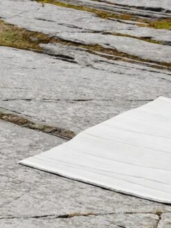 Roots Living Tapis Rock, Gris Clair -Décoration D'Intérieur RootsLiving Rock Light Grey carpet DSC9301 web