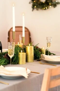 Uyuni Lighting Bougie Conique LED, 2 pièces, Nordic White -Décoration D'Intérieur Taper Pillar Candles metallic gold Christmas table setup 2
