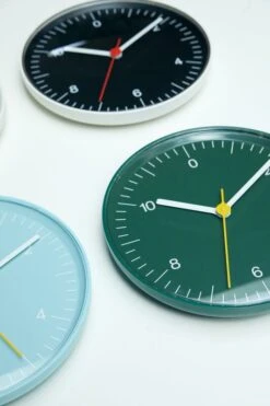 HAY Wall Clock, Bleu -Décoration D'Intérieur Wall Clock dark green black light blue Studio Visit