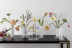 By Lassen Vase Kubus Flora, Blanc 9 By Lassen Vase Kubus Flora, Blanc -Décoration D'Intérieur byLassen wedding Kubus Vases 300