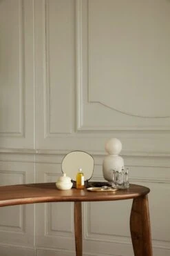 Ferm LIVING Miroir De Table Pond, Chrome Foncé -Décoration D'Intérieur fermLIVING AW21 FeveDeskWalnut HoloCandleHolder PondTableMirrorDarkChrome image 1