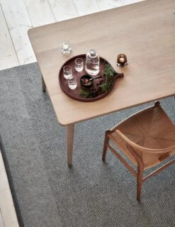 Pappelina Tapis Edit, 140 x 200 cm, Noir 8 Pappelina Tapis Edit, 140 x 200 cm, Noir -Décoration D'Intérieur pappelina edit black livningroom winter2 creative