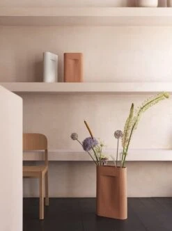 Muuto Vase Ridge, Grand Modèle, Terracotta -Décoration D'Intérieur ridge vase teracotta off white workshop chair oregon pine muuto org